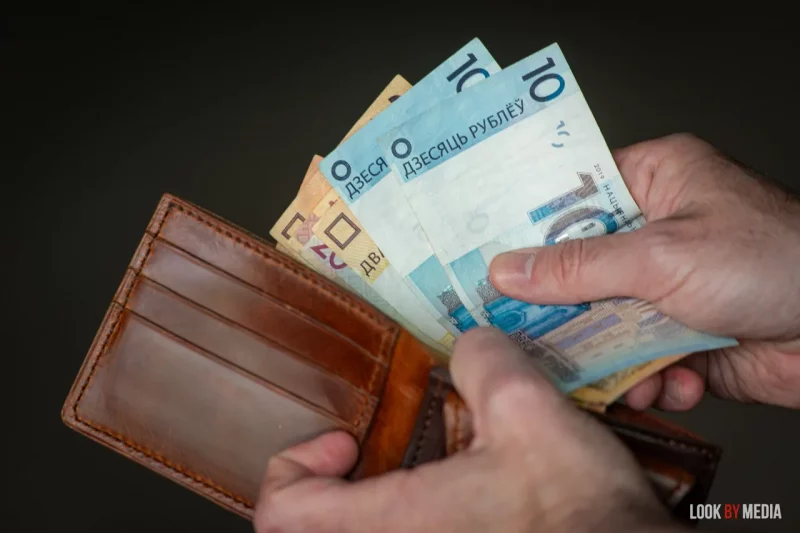 «Туды-сюды, там-сям». Хлопец спытаў, хто зарабляе больш за 3000 рублёў у Беларусі: каментатары адказалі