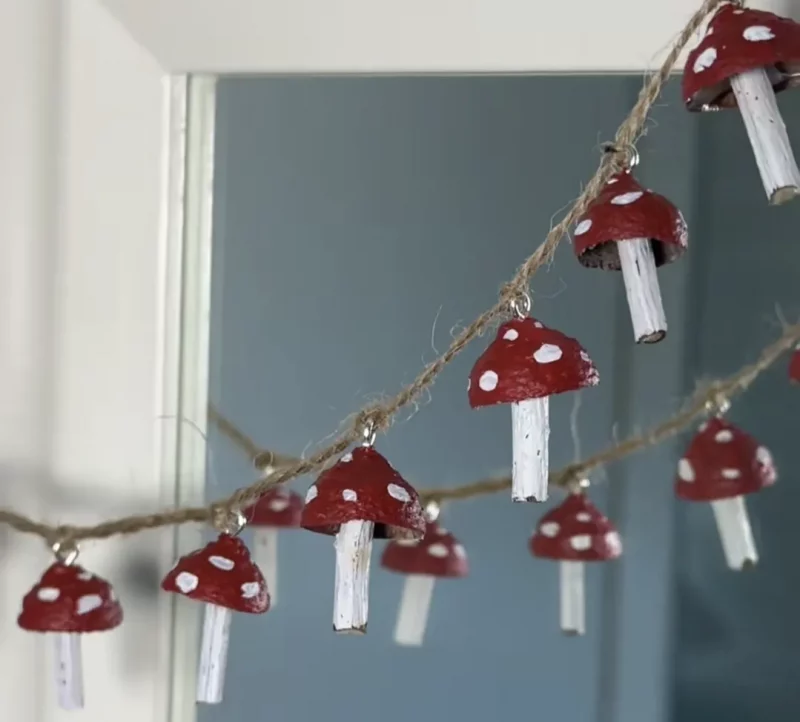 поделка из желудей - Гирлянда мухоморов из шапочек желудей