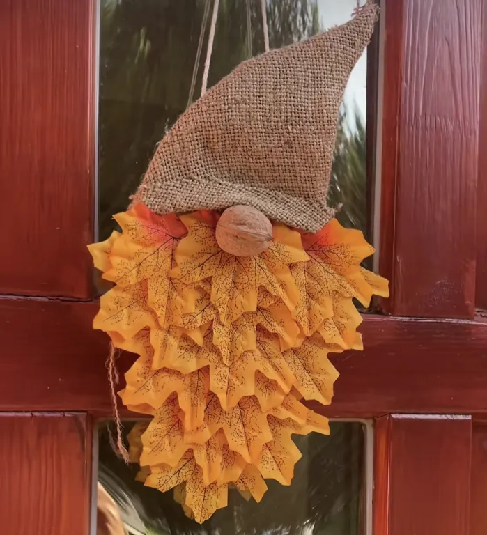 осенняя поделка - гном с бородой из листьев