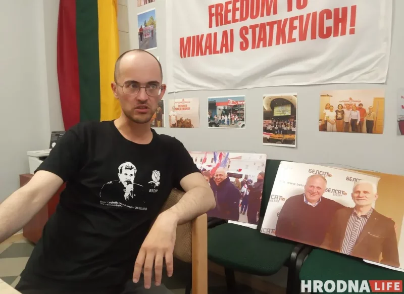 Фота: Сяргей Спарыш у офісе партыі "Народная грамада". Вільня. 17.09.2025. На фоне на фота Мікалай Статкевіч