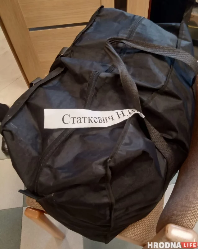 Сумка Мікалая Статкевіча з рэчамі з заключэння прыехала ў Літву і знаходзіцца ў офісе партыі "Народная грамада". Вільня. 17.09.2025