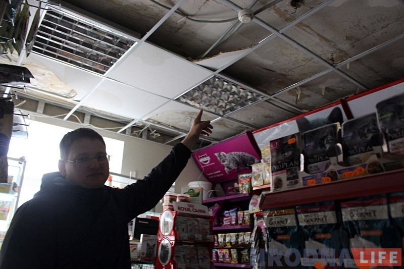 "Как открылись, так и закрылись". Новый зоомагазин на Доминиканской затопили, а к кому обращаться с претензиями - неизвестно