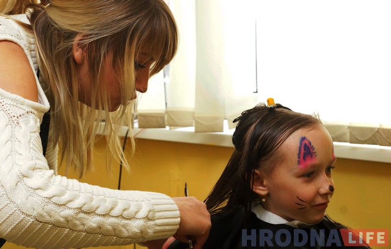 Можно на стуле, а можно под столом. Где стричься в "Подстригульках" - решают маленькие клиенты