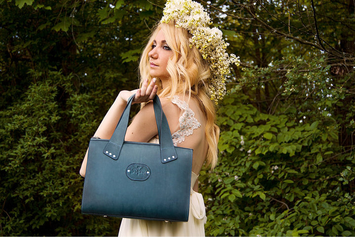 "Летучая мышь". Как на гродненском "Кажане" шьют модные сумки и переплетают старые книги