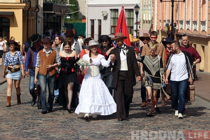 "Так интереснее". Гродненцы отметили свадьбу в стиле Дикого Запада