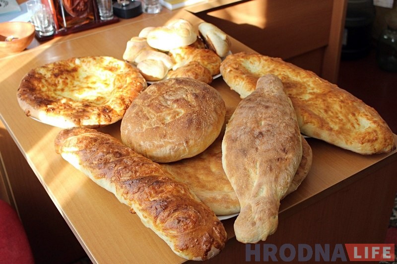 "Иногда сам иду в цех делать хачапури". Грузин открыл в Гродно пекарню и стал уважаемым человеком