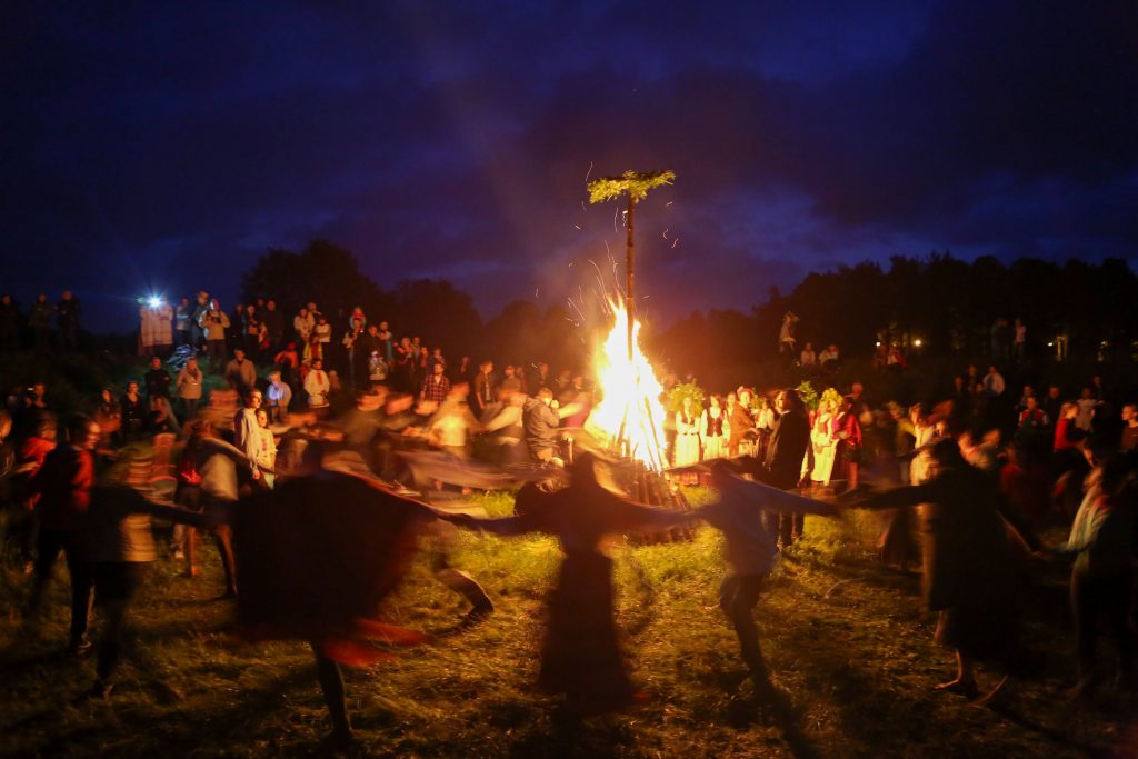Празднование Купалья и танцы вокруг костра-магическое очищение огнем