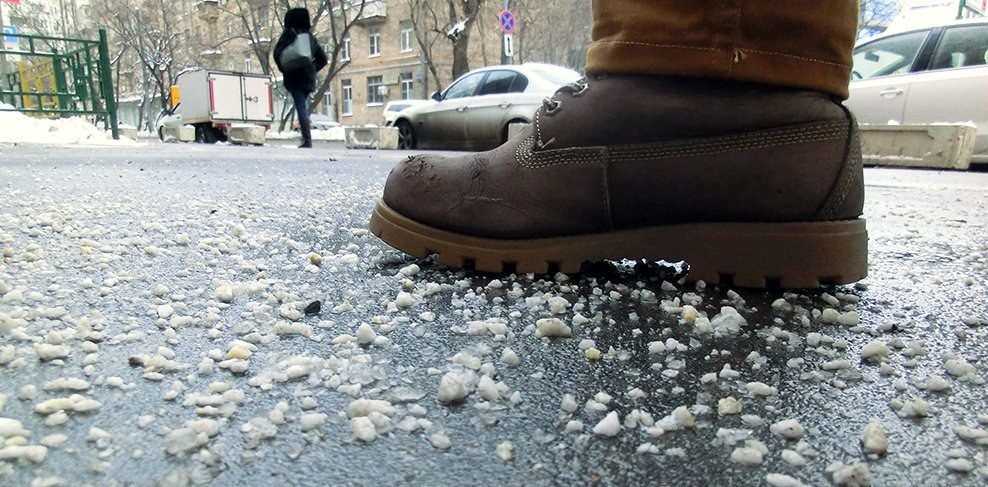 В Беларуси тестируют новый противогололедный реагент. Он должен меньше вредить обуви, автомобилям и экологии