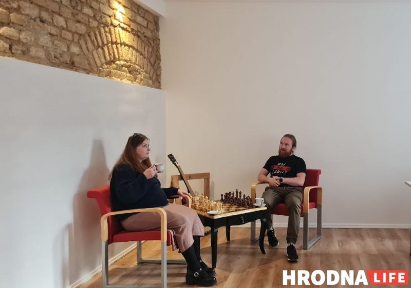 Оля и Дмитрий Фурмановы во втором помещении магазина, где планируют проводить мероприятия