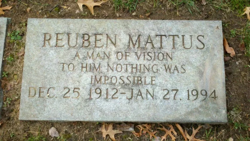 Рубен Матус умер в 81 год. На его могиле в городе Парамус в Нью-Джерси написано: “Человек, который имел видение. Для него не было невозможного”. Фото: earthandsky1, findagrave.com