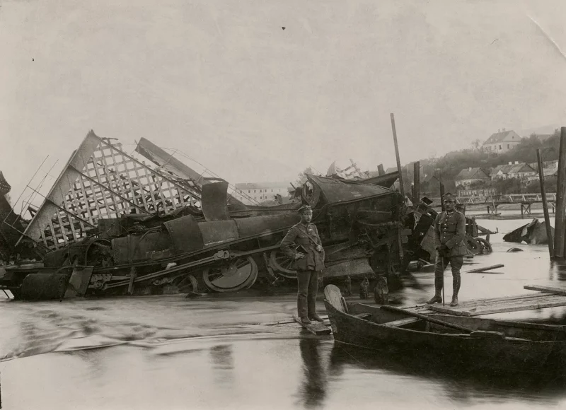 Локомотив, сброшенный с железнодорожного моста в Неман большевиками, которые отступали из Гродно в сентябре 1920 года. Фото: Hrodna 11:27