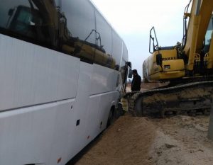 На Подольной машина на польских номерах влетела в дерево. Водитель серьезно пострадал