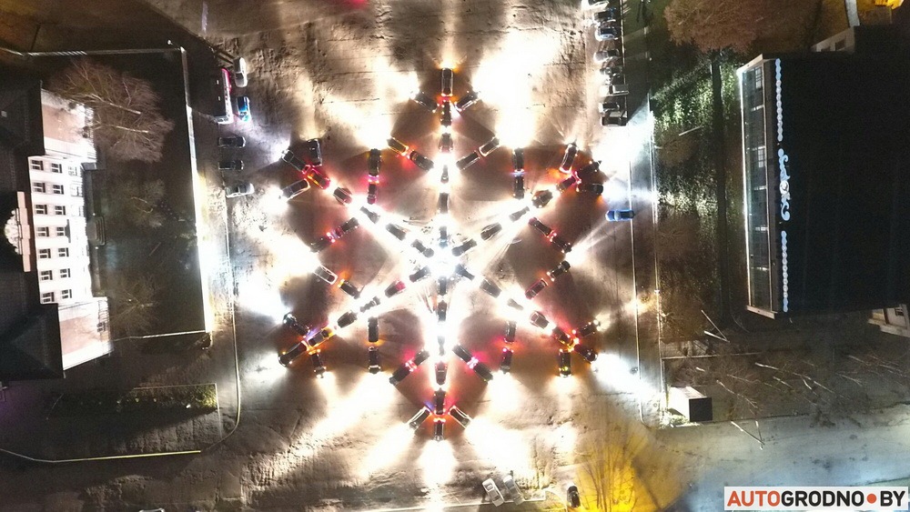 фигура снежинки из автомобилей появилась в Гродно