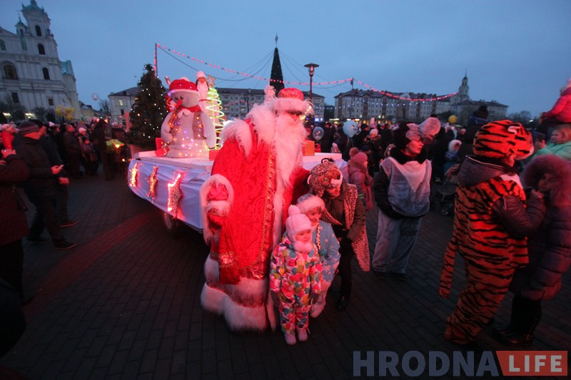 В Гродно прошло шествие сказочных персонажей во главе с Дедом Морозом В Гродно прошло шествие сказочных персонажей во главе с Дедом Морозом
