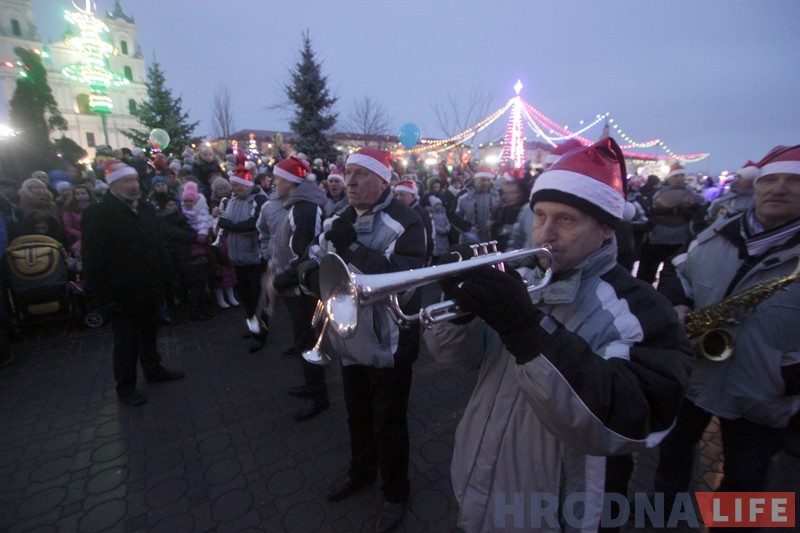В Гродно прошло шествие сказочных персонажей во главе с Дедом Морозом В Гродно прошло шествие сказочных персонажей во главе с Дедом Морозом