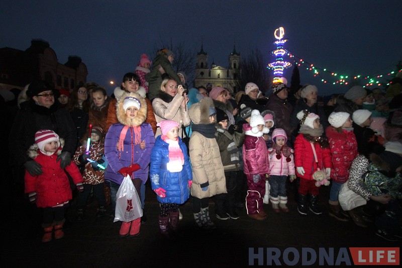 В Гродно прошло шествие сказочных персонажей во главе с Дедом Морозом В Гродно прошло шествие сказочных персонажей во главе с Дедом Морозом
