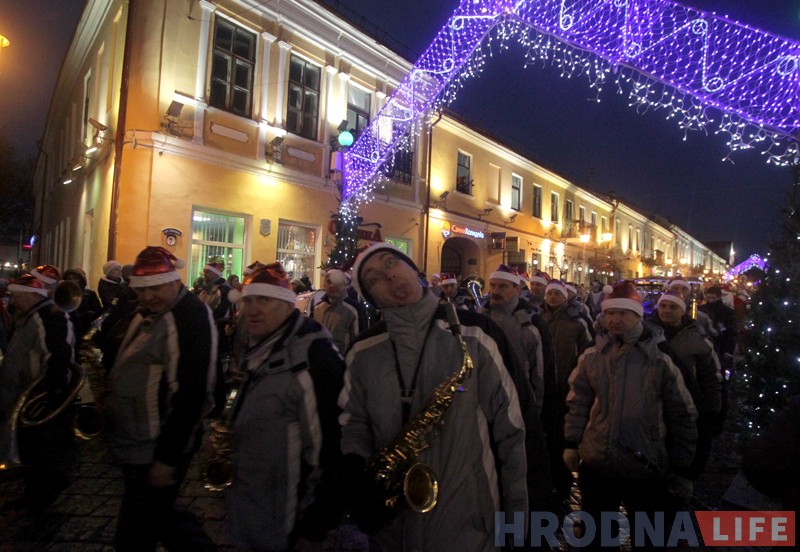 В Гродно прошло шествие сказочных персонажей во главе с Дедом Морозом В Гродно прошло шествие сказочных персонажей во главе с Дедом Морозом
