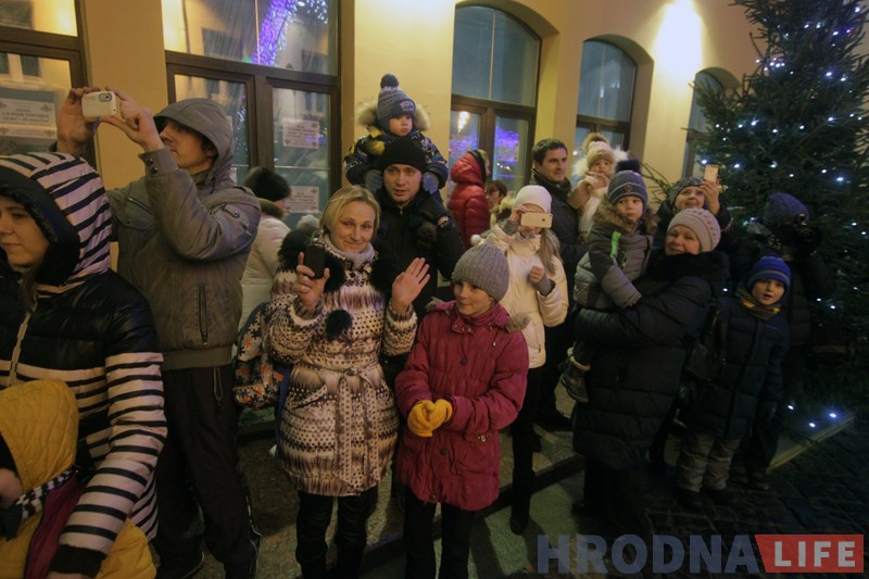 В Гродно прошло шествие сказочных персонажей во главе с Дедом Морозом В Гродно прошло шествие сказочных персонажей во главе с Дедом Морозом