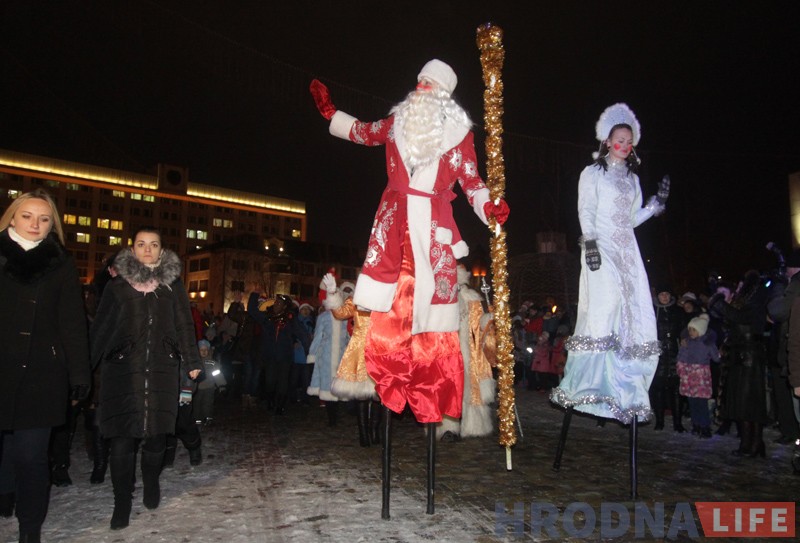 В Гродно прошло шествие сказочных персонажей во главе с Дедом Морозом В Гродно прошло шествие сказочных персонажей во главе с Дедом Морозом