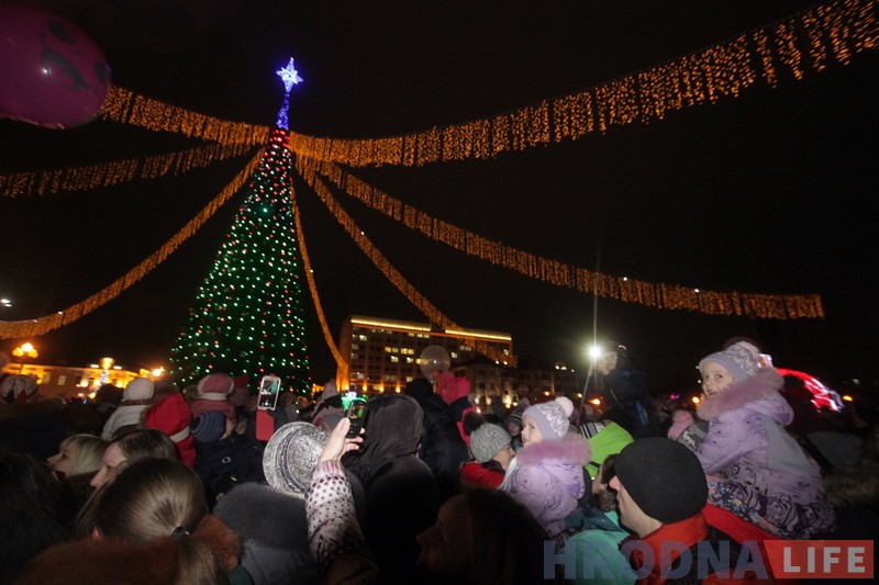 В Гродно прошло шествие сказочных персонажей во главе с Дедом Морозом В Гродно прошло шествие сказочных персонажей во главе с Дедом Морозом