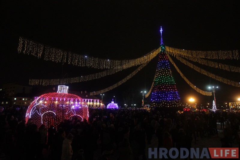 В Гродно прошло шествие сказочных персонажей во главе с Дедом Морозом В Гродно прошло шествие сказочных персонажей во главе с Дедом Морозом