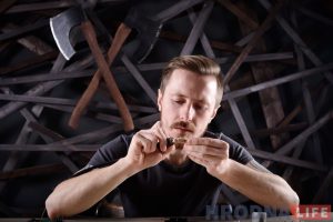 Гродненский ремесленник снимает видео в поддержку бездомных животных: хочет собрать $50 000 на ремонт приюта