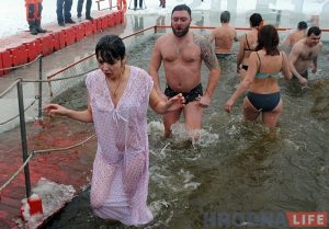 Накануне Крещения священники освятили в Поречье 15 тысяч бутылок воды