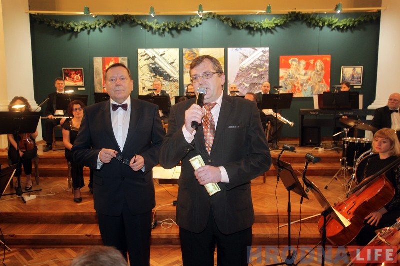 Польский оркестр сыграл концерт в Гродно и подарил чиновникам пиво Польский оркестр сыграл концерт в Гродно и подарил чиновникам пиво