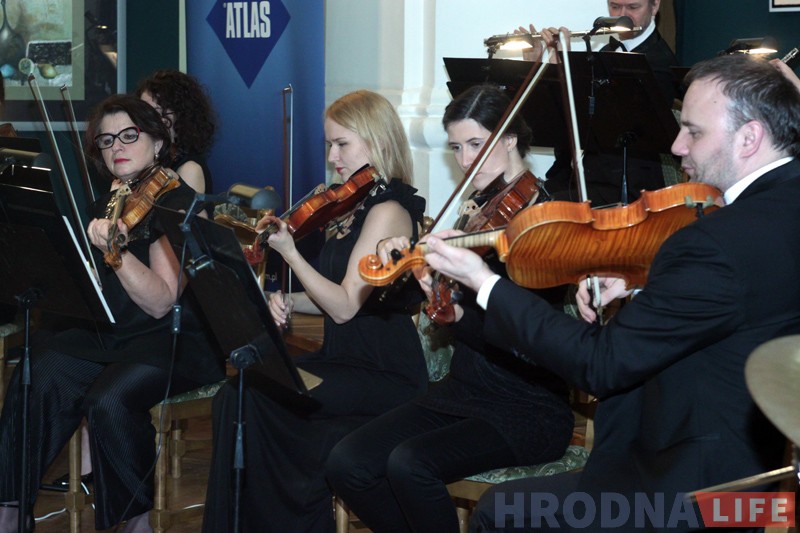 Польский оркестр сыграл концерт в Гродно и подарил чиновникам пиво Польский оркестр сыграл концерт в Гродно и подарил чиновникам пиво