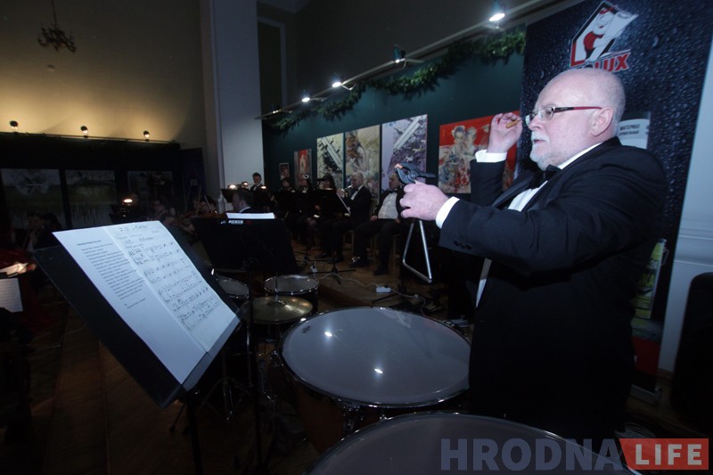 Польский оркестр сыграл концерт в Гродно и подарил чиновникам пиво Польский оркестр сыграл концерт в Гродно и подарил чиновникам пиво