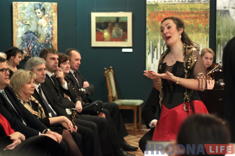 Польский оркестр сыграл концерт в Гродно и подарил чиновникам пиво Польский оркестр сыграл концерт в Гродно и подарил чиновникам пиво