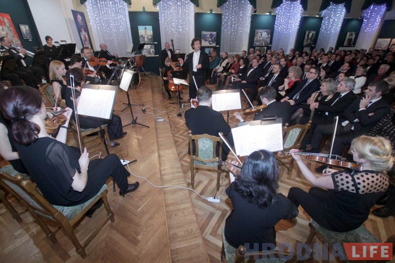 Польский оркестр сыграл концерт в Гродно и подарил чиновникам пиво Польский оркестр сыграл концерт в Гродно и подарил чиновникам пиво