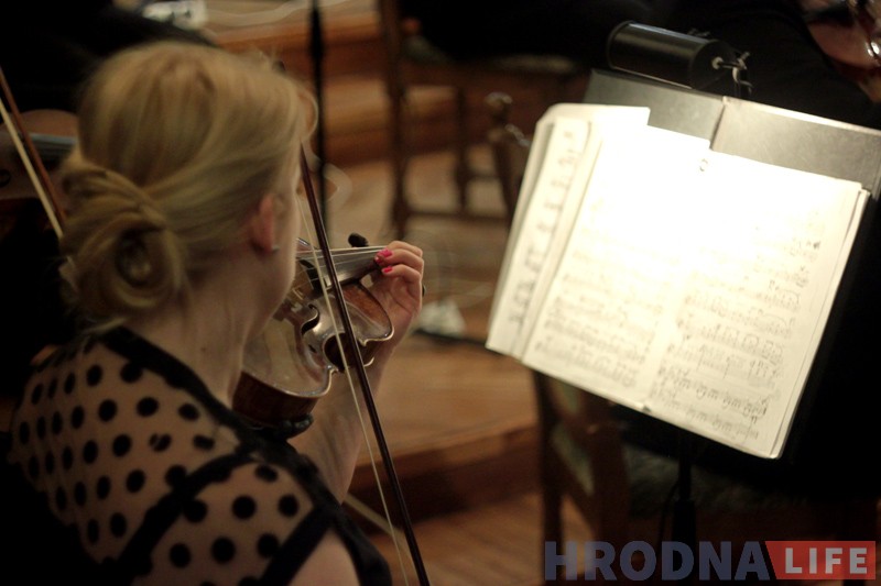 Польский оркестр сыграл концерт в Гродно и подарил чиновникам пиво Польский оркестр сыграл концерт в Гродно и подарил чиновникам пиво