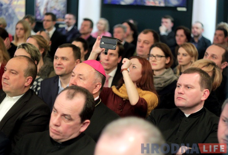 Польский оркестр сыграл концерт в Гродно и подарил чиновникам пиво Польский оркестр сыграл концерт в Гродно и подарил чиновникам пиво