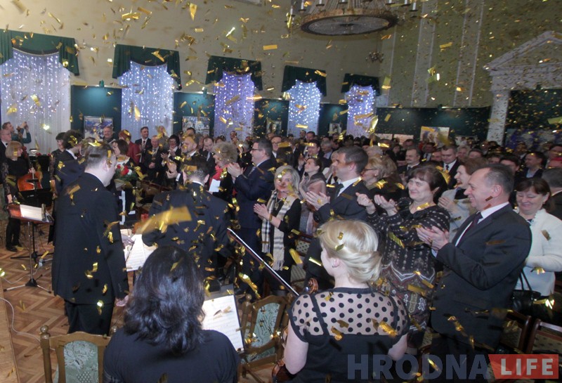 Польский оркестр сыграл концерт в Гродно и подарил чиновникам пиво Польский оркестр сыграл концерт в Гродно и подарил чиновникам пиво