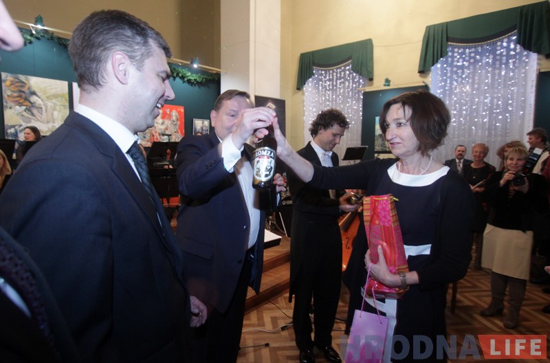 Польский оркестр сыграл концерт в Гродно и подарил чиновникам пиво Польский оркестр сыграл концерт в Гродно и подарил чиновникам пиво