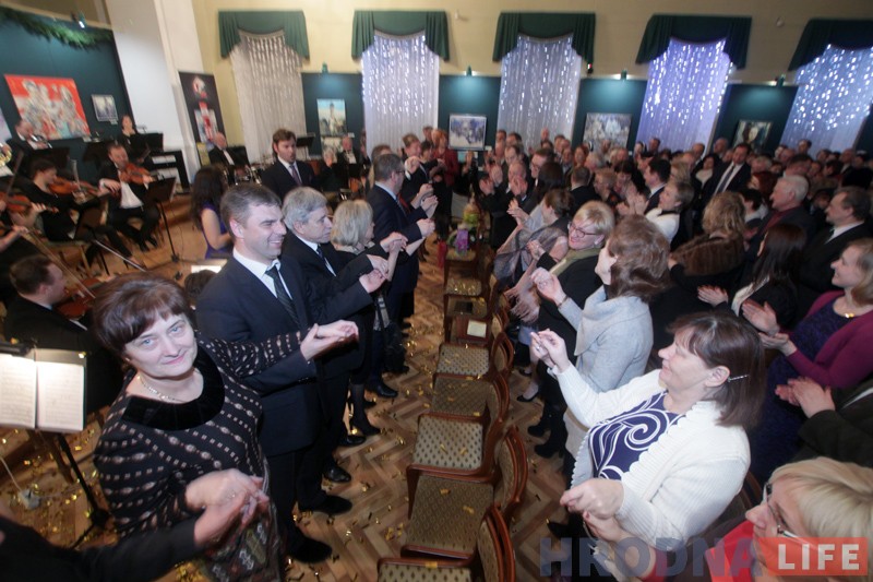 Польский оркестр сыграл концерт в Гродно и подарил чиновникам пиво Польский оркестр сыграл концерт в Гродно и подарил чиновникам пиво