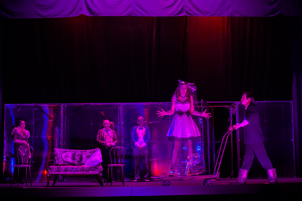 Запіскі тэатрала. «Шалёныя грошы»: калі спектакль - дзеля гледача Запіскі тэатрала. «Шалёныя грошы»: калі спектакль - дзеля гледача