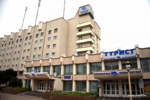 Сувениры от ремесленников, хрусталь, алкоголь и конфеты. В Гродно назвали самые популярные покупки иностранных туристов