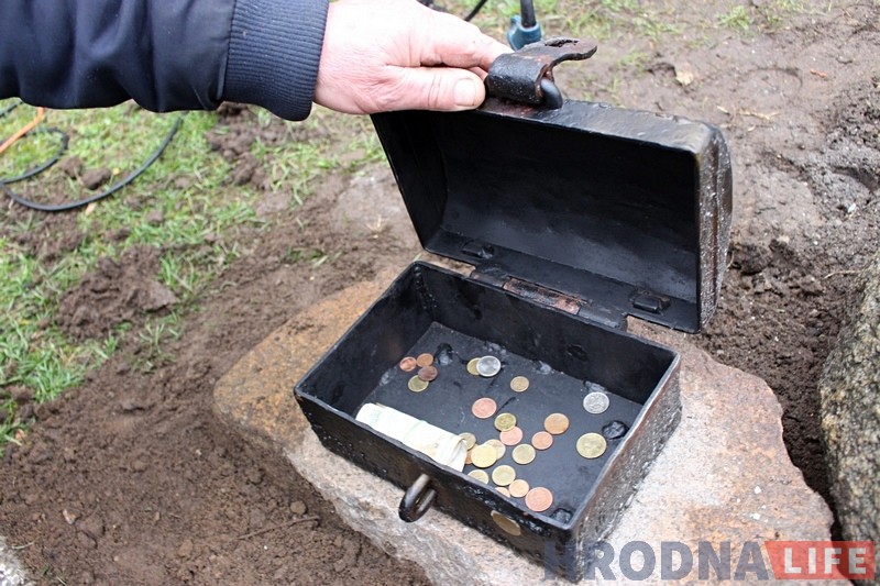 Обновленную лягушку-путешественницу вернули на место. Теперь - с сундучком