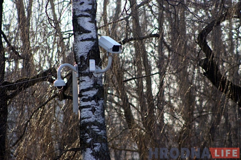 В парке Жилибера накануне Марша нетунеядцев устанавливают камеры видеонаблюдения В парке Жилибера накануне Марша нетунеядцев устанавливают камеры видеонаблюдения