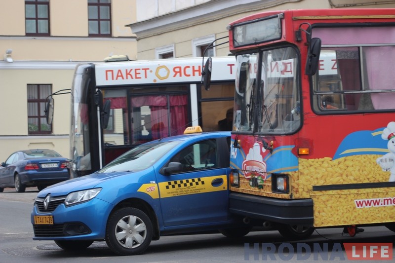 ДТП троллейбуса и такси временно парализовало движение в центре Гродно ДТП троллейбуса и такси временно парализовало движение в центре Гродно