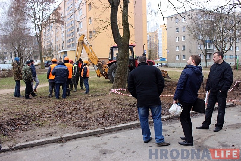 "Мусорные войны": жители Гая не дают коммунальщикам сделать площадку для контейнеров "Мусорные войны": жители Гая не дают коммунальщикам сделать площадку для контейнеров