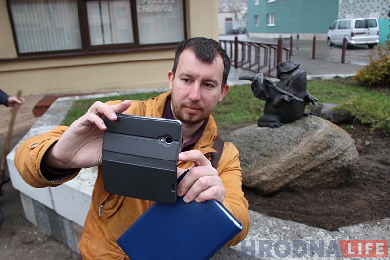 Обновленную лягушку-путешественницу вернули на место. Теперь - с сундучком