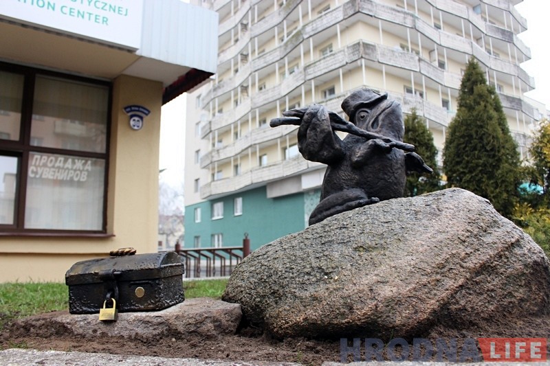 Обновленную лягушку-путешественницу вернули на место. Теперь - с сундучком