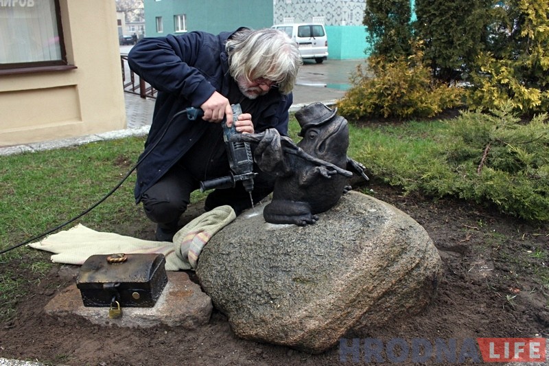 Обновленную лягушку-путешественницу вернули на место. Теперь - с сундучком