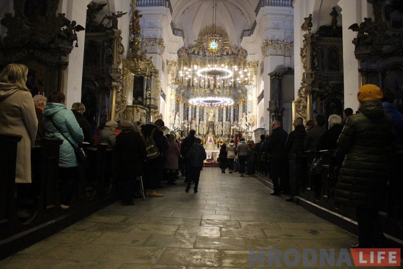 Сотни католиков прошли Крестный путь по центру Гродно Сотни католиков прошли Крестный путь по центру Гродно