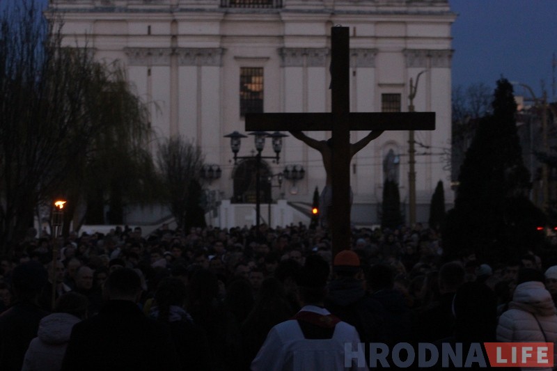 Сотни католиков прошли Крестный путь по центру Гродно Сотни католиков прошли Крестный путь по центру Гродно