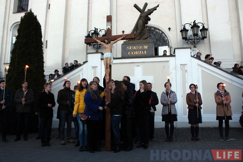 Сотни католиков прошли Крестный путь по центру Гродно Сотни католиков прошли Крестный путь по центру Гродно