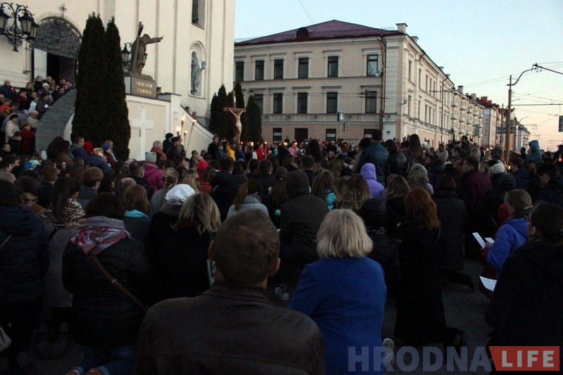 Сотни католиков прошли Крестный путь по центру Гродно Сотни католиков прошли Крестный путь по центру Гродно
